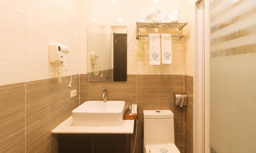 Bathroom 4, Iloilo Gateway Hotel and Suites by RedDoorz, Pavia