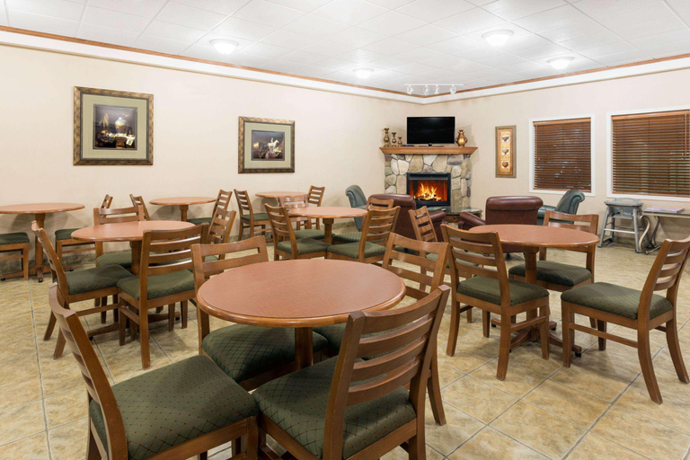 Food & Drinks, Ramada By Wyndham Clairmont/Grande Prairie, Division No. 19