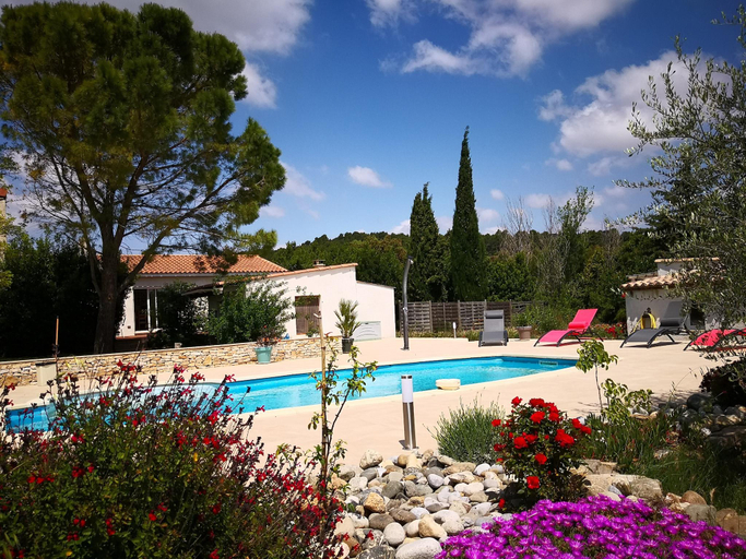 Sport & Beauty 3, Tranquil Villa with Pool, Aude