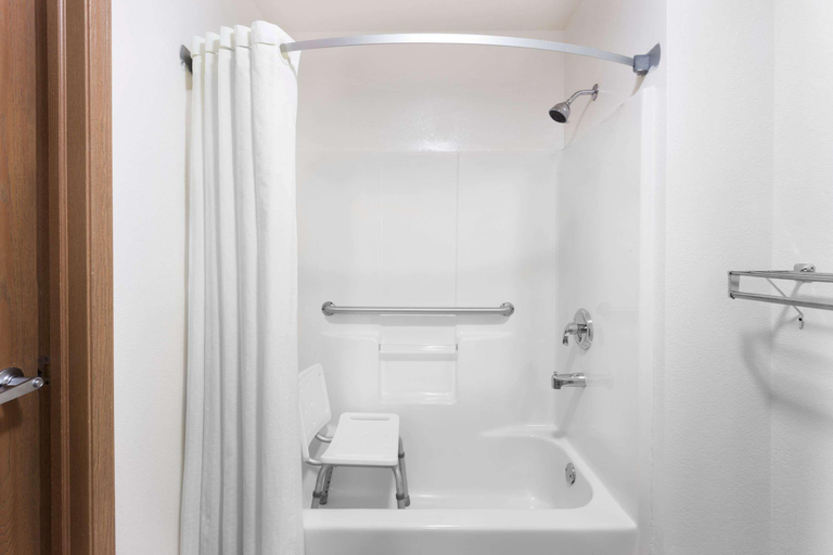 Bathroom 5, Super 8 by Wyndham Yorkville, Kendall