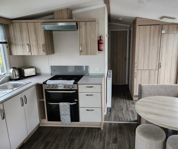 Private kitchen, Beverley bay 2-bed Caravan, Sleeps 6, Pet Friendly, Torbay