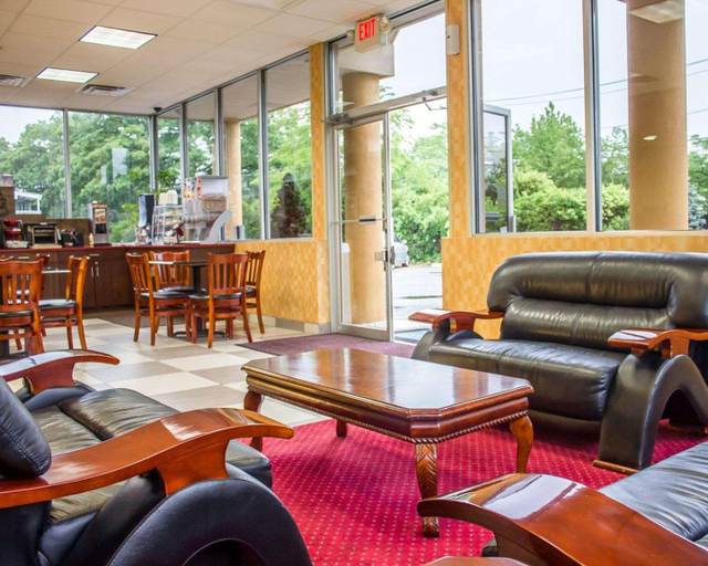 Public Area 2, Rodeway Inn Macarthur Airport, Suffolk