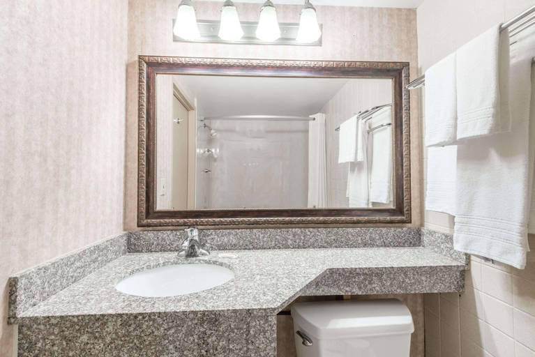Bathroom 4, Days Inn By Wyndham Niles, Trumbull