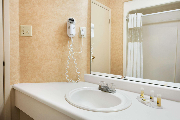Bathroom 4, Days Inn by Wyndham Brantford, Brant