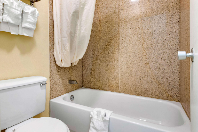 Bathroom 5, Rodeway Inn Jeffersonville, Fayette
