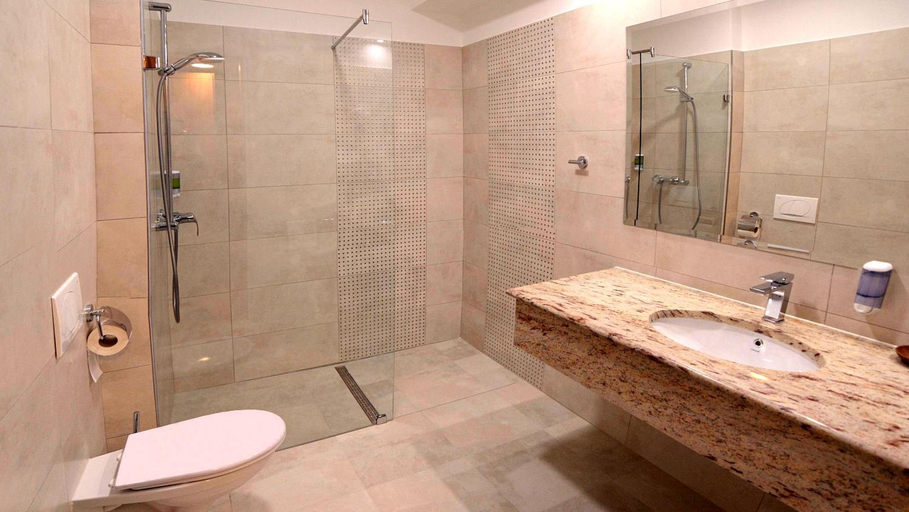 Bathroom 3, Hotel Villa Classica, Pápa