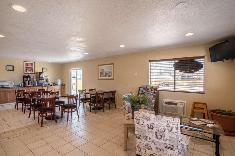 Food & Drinks 5, Econo Lodge I-40 Exit 286-Holbrook, Navajo