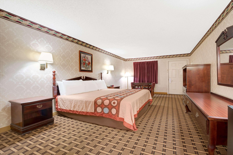Bedroom 3, Super 8 by Wyndham Dallas South, Dallas