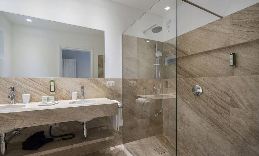 Bathroom 4, Dependence del Parco, Como
