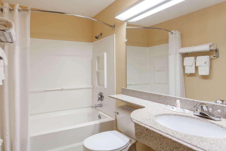 Bathroom 5, Quality Inn Knoxville West Cedar Bluff, Knox