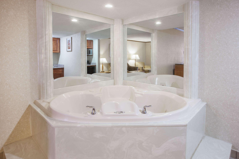 Bathroom, Americas Best Value Inn Canton, Wayne