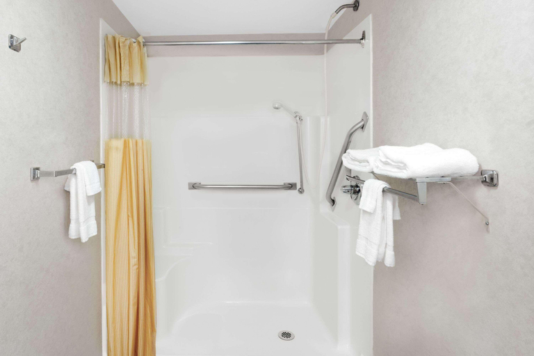 Bathroom 4, Days Inn by Wyndham Morristown, Hamblen