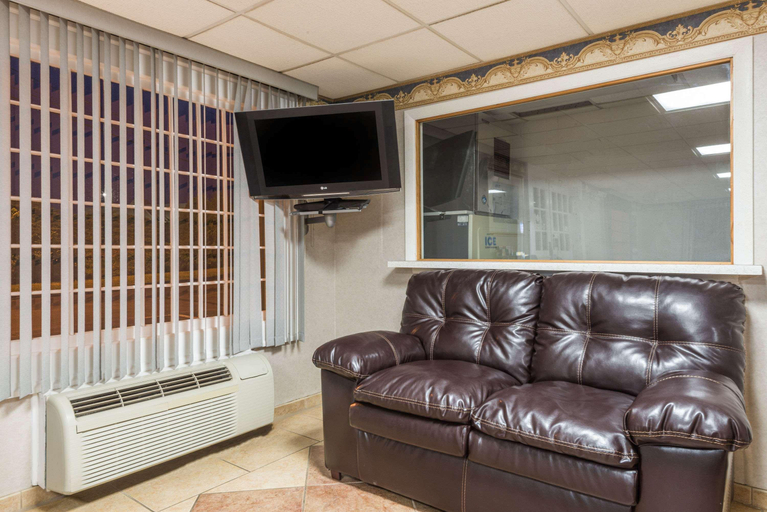 Public Area 2, Super 8 by Wyndham Old Saybrook, Middlesex