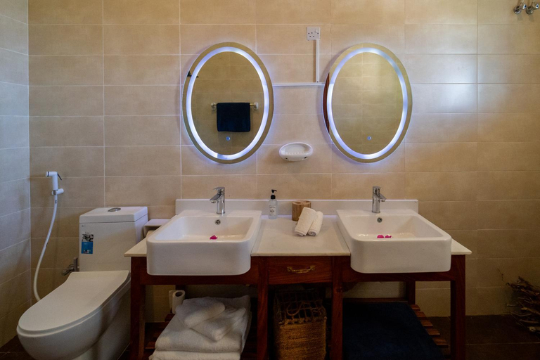 Bathroom 4, Coral Cliff Villas, Kusini