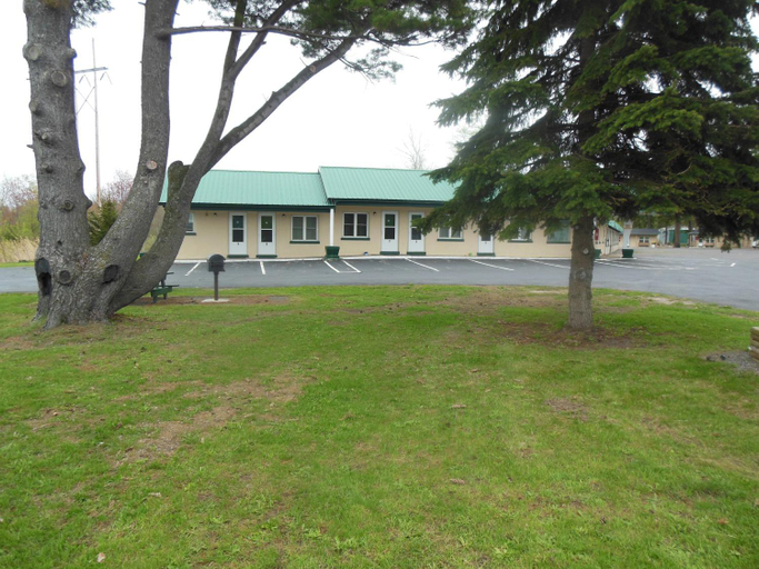 Others 5, Evergreen Motel, Oswego