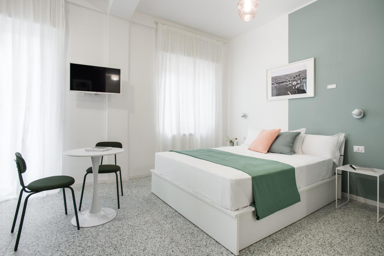 Bedroom 2, Mira Maradona, Napoli