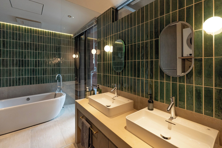 Bathroom 3, Dei Amami, Amami