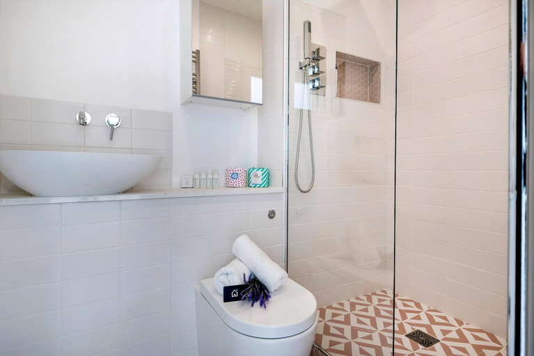 Bathroom 2, Modern and Bright Highgate Gem, London