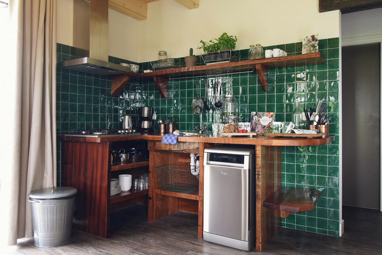 Private kitchen 2, Hoeve Landzicht Accommodation for 24-people, Zijpe