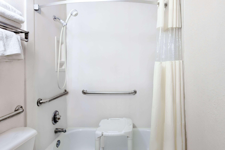 Bathroom 4, Days Inn by Wyndham Cullman, Cullman