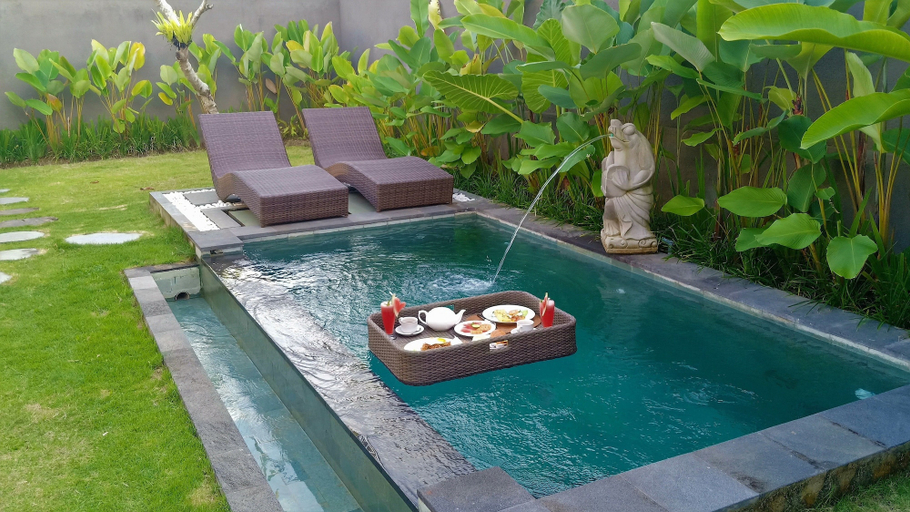 Swimming Pool 13