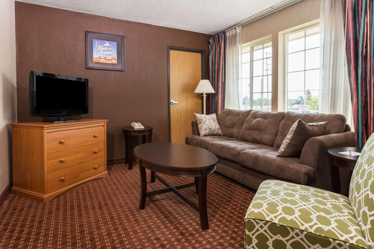 Bedroom 4, Ramada by Wyndham Portland, Multnomah