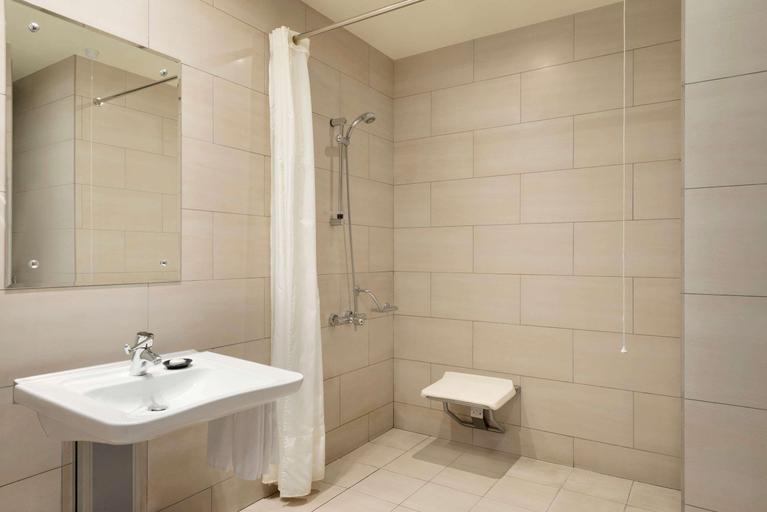 Bathroom 5, Ramada by Wyndham Abu Dhabi Downtown, Abu Dhabi City