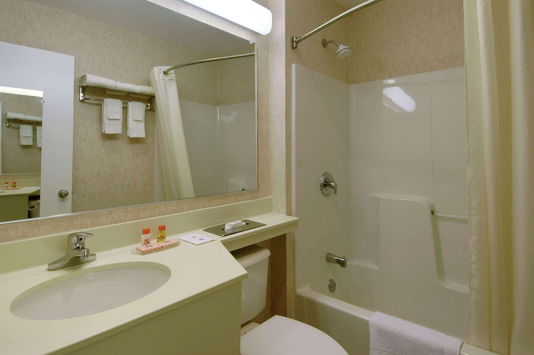 Bathroom 3, Howard Johnson by Wyndham Williamstown, Berkshire