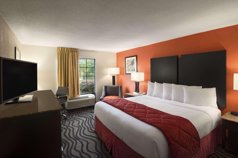 Bedroom 4, Days Inn by Wyndham Rome Downtown, Floyd