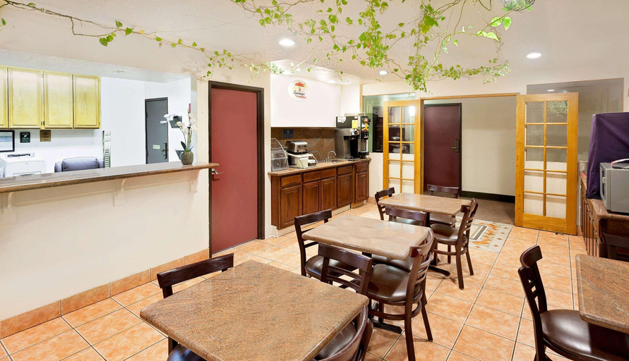 Public Area, Super 8 by Wyndham Yucca Val/Joshua Tree Nat Pk , San Bernardino