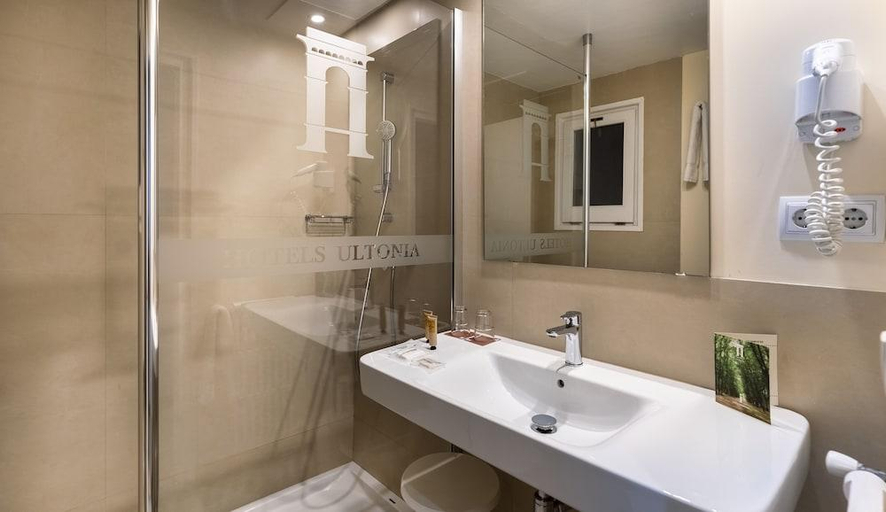 Bathroom 4, Hotel Ultonia, Girona