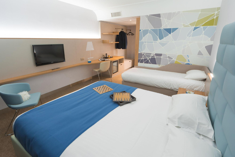 Bedroom 3, Hotel Plaza - site du Futuroscope, Vienne