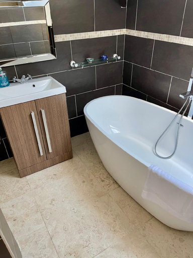 Others 3, Outstanding 6 Bedroom House Cotton End, Bedford, Bedfordshire