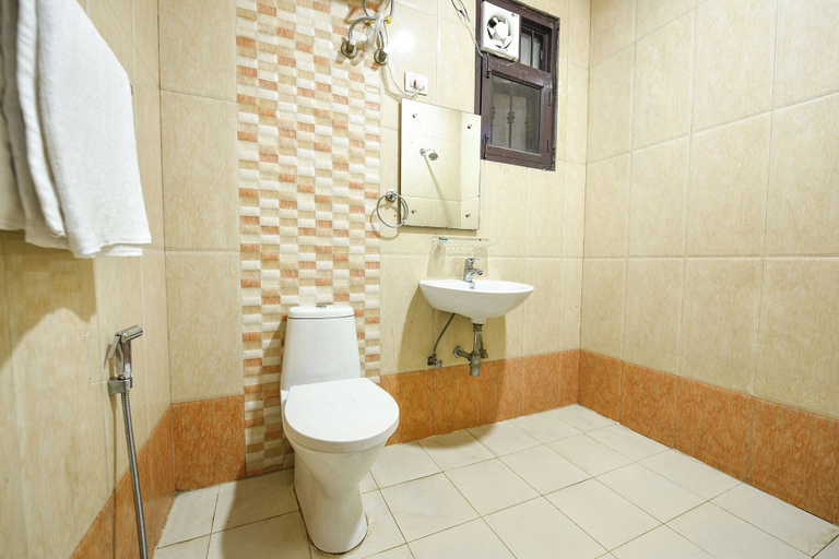 Bathroom, FabHotel Royal Casa, Gurgaon