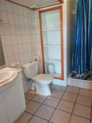 Bathroom 3, Hotel Dry Les Courtis, Liège