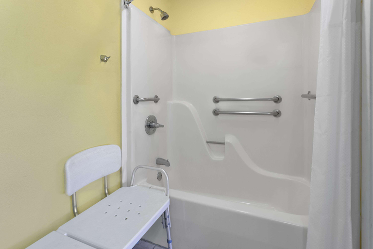Bathroom 4, Super 8 by Wyndham Breaux Bridge, Saint Martin
