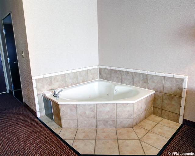 Bathroom 4, Quality Inn & Suites Near University, McLennan