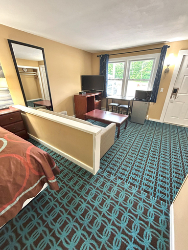 Bedroom 3, The Villager Motel, Carroll