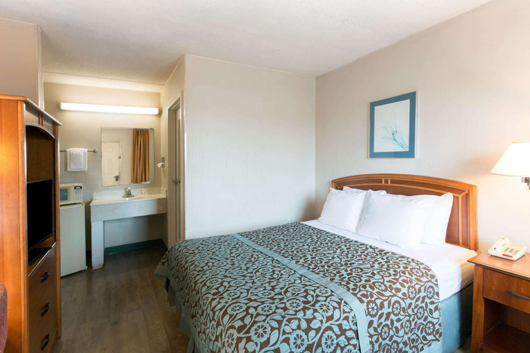 Bedroom 3, Days Inn by Wyndham Richmond, Madison
