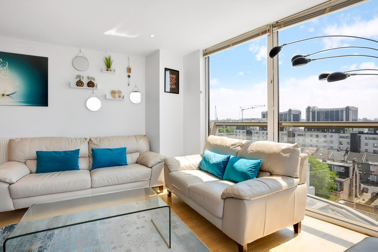 Others 5, Panoramic London: 3-Bed City Oasis, London