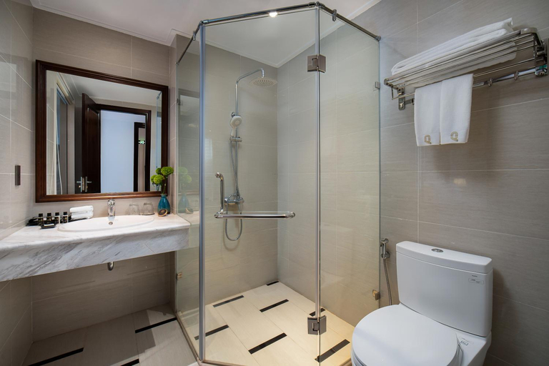Bathroom 5, THE Q Hotel, Ba Đình