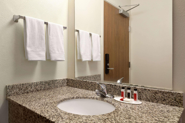 Bathroom 4, Travelodge by Wyndham Hermiston, Umatilla