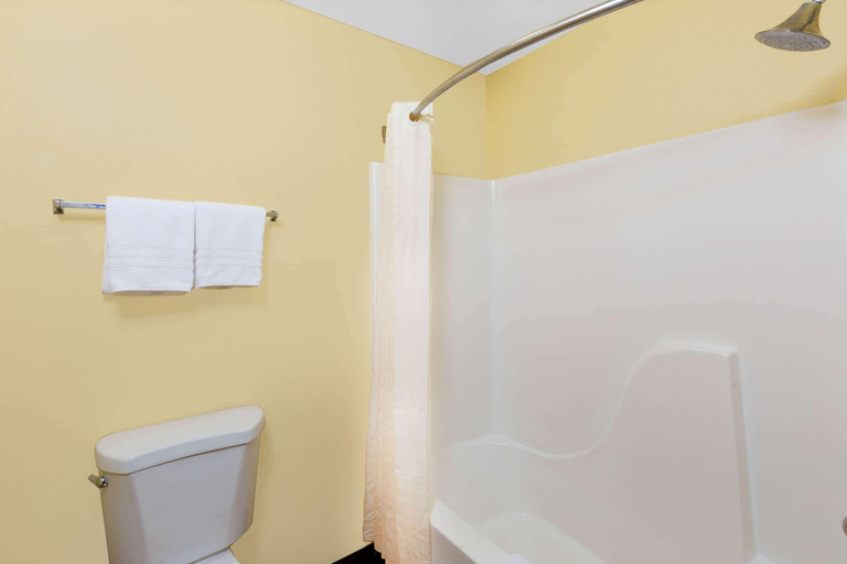 Bathroom 4, Motel 6 Chillicothe, Livingston