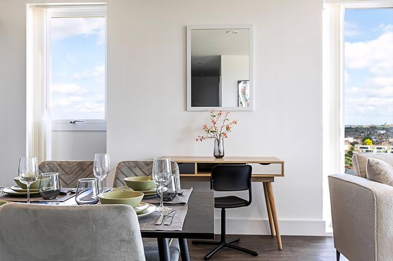 Others 5, Sleek and Stylish 9th Floor Apartment, London
