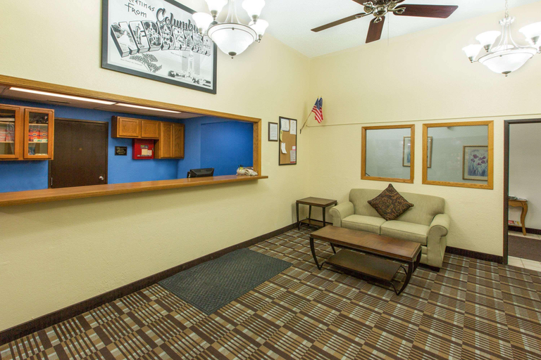 Public Area 2, Super 8 by Wyndham Columbus, Platte