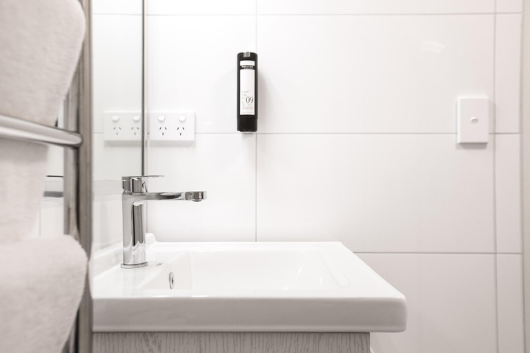 Bathroom 5, Sojourn Apartment Hotel - Ghuznee, Wellington