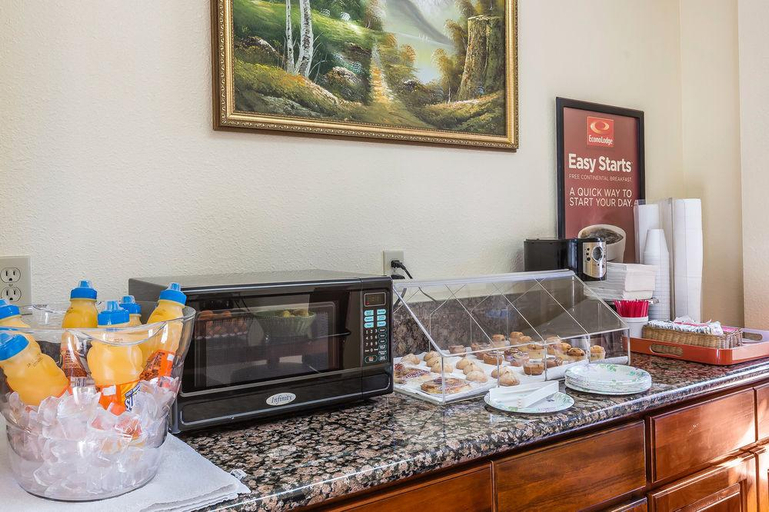 Food & Drinks 5, Econo Lodge Long Beach I-405, Los Angeles