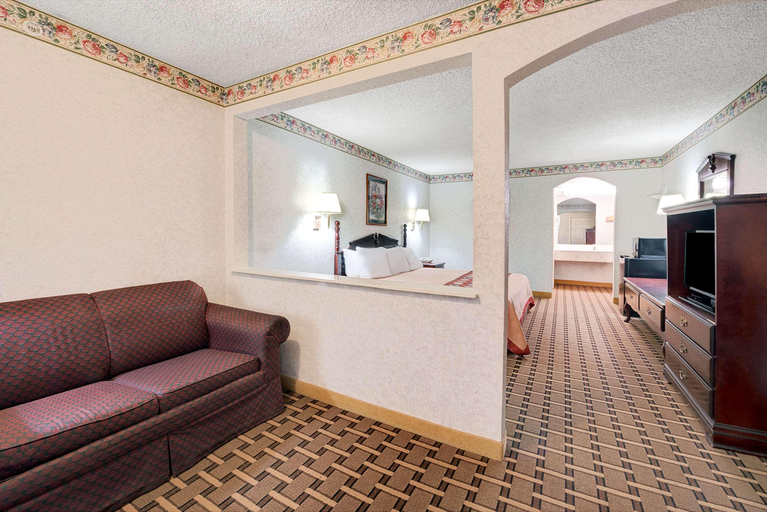 Bedroom 3, Super 8 by Wyndham Dallas South, Dallas