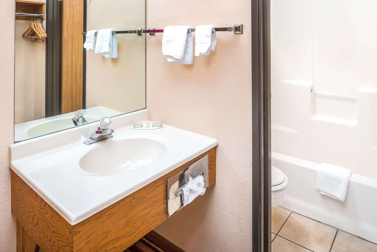 Bathroom 4, Super 8 by Wyndham Blair, Washington