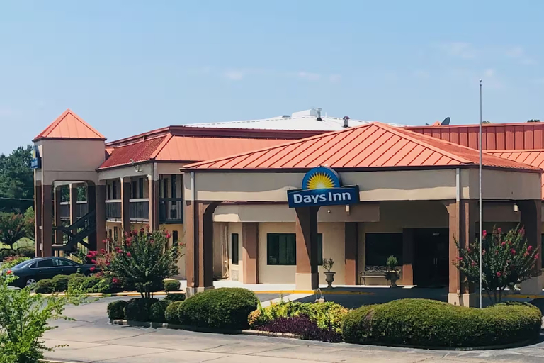 Exterior & Views 2, Days Inn by Wyndham Columbus, Lowndes